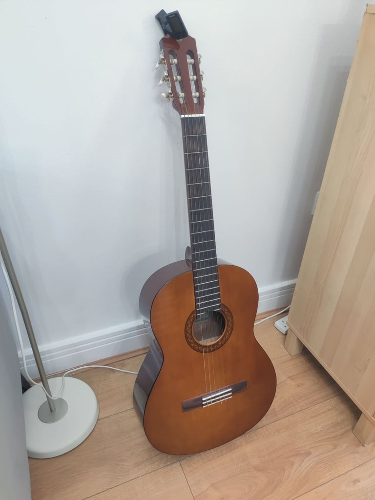 Yamaha C40 02 Full Size Acoustic Guitar with 6 nylon strings