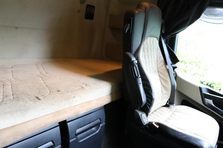 MERCEDES ACTROS 2548 STREAMSPACE 6X2 REARLIFT TRACTOR (2015)