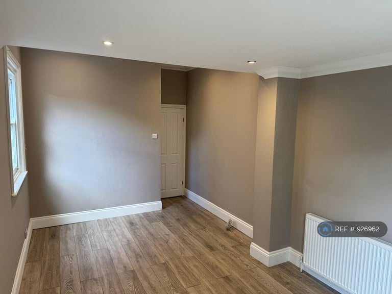 image for 2 bedroom flat in Garratt Lane, London, SW18 (2 bed) (#926962)