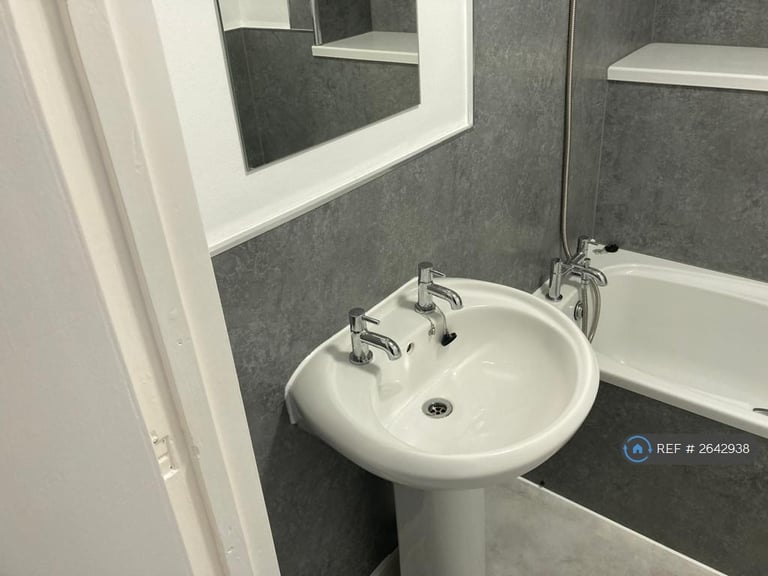2 bedroom flat in Templar Street, Dover, CT17 (2 bed) (#2642938)