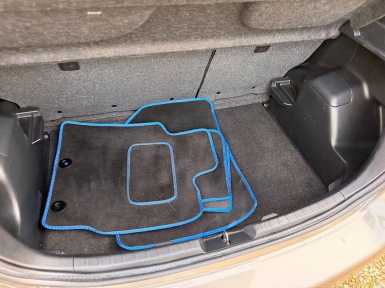 2016 Toyota Yaris 1.5 VVT-h Design E-CVT Euro 6 5dr Hatchback Automatic