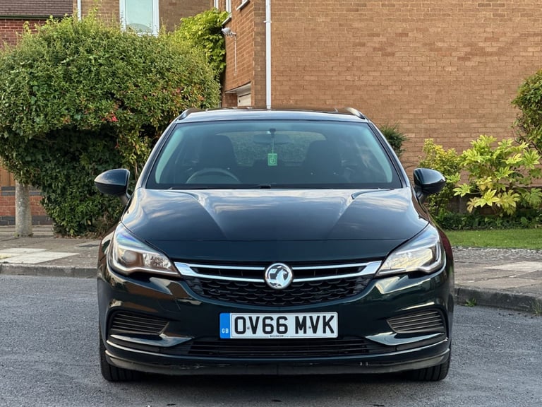 VAUXHALL ASTRA DESIGN ESTATE TOURER 1.4 PETROL HPI CLEAR 51,000 MILEAGE LONG M.O.T GREEN 2016