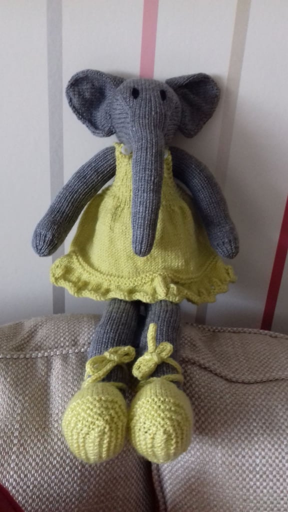 image for ELEPHANT - HAND KNITTED - NEW