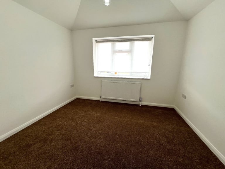 Out class spacious 5 bedrooms semi-detached house in Bakingside, Ilford --Company let allowed