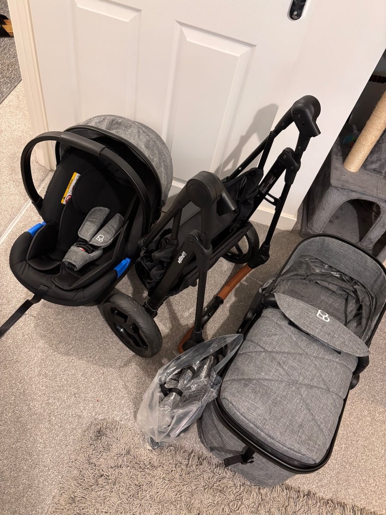 image for Puggle Monaco XT 2in1 Travel System - Excellent condition