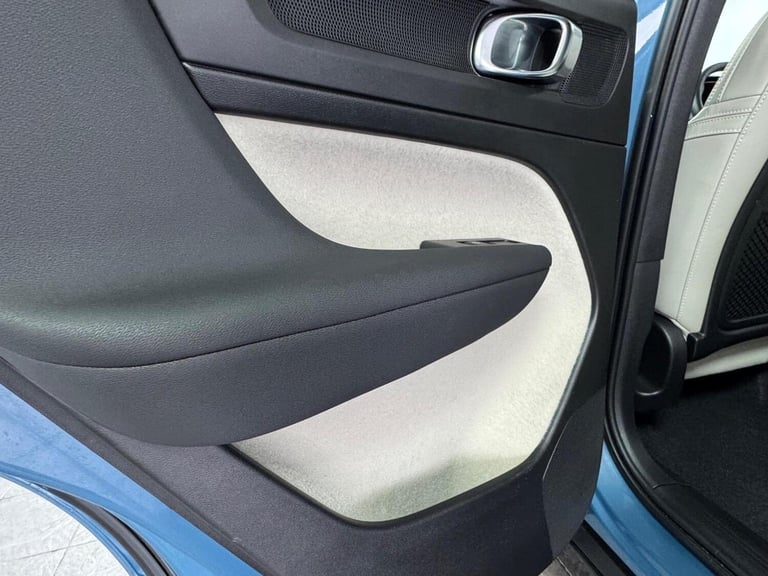 VOLVO XC40 1.5h T5 Recharge 10.7kWh Ultimate Dark Auto Euro 6 (s/s) 5dr 2023