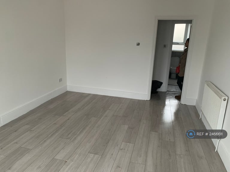 Studio flat in Ilford, London, IG3 (#2466611)