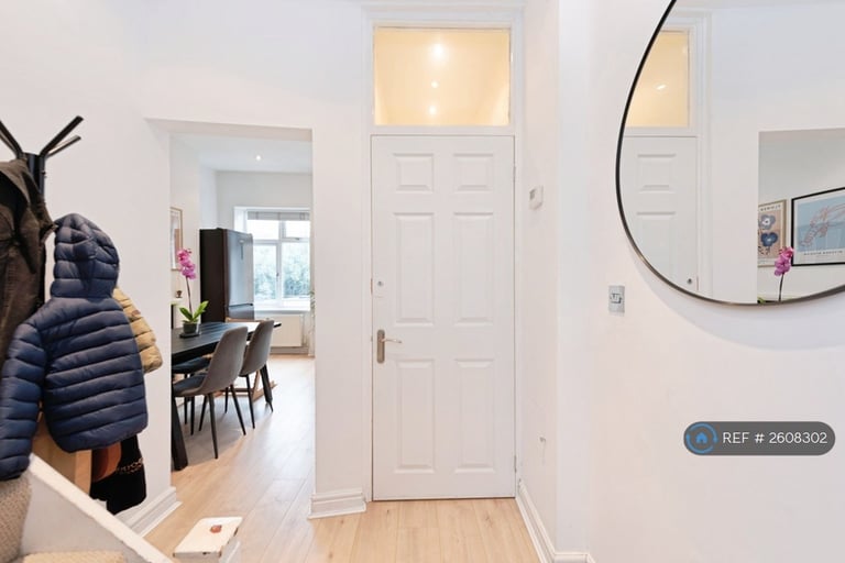 2 bedroom flat in Upper Richmond Road West, London, SW14 (2 bed) (#2608302)