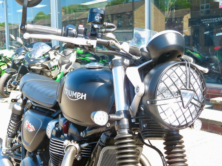 TRIUMPH BONNEVILLE STREET TWIN 900 BRAT TRACKER EDITION 