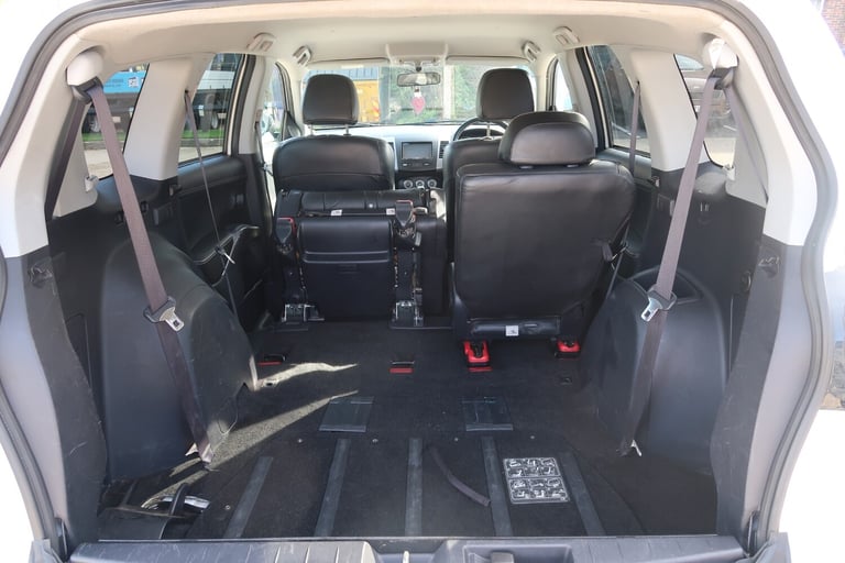 2012/12 White Mitsubishi Outlander 2.2 DI-D GX3 5dr 2WD 7 Seat