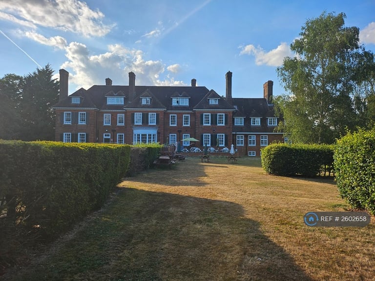 1 bedroom flat in Merrymeade House, Brentwood, CM15 (1 bed) (#2602658)