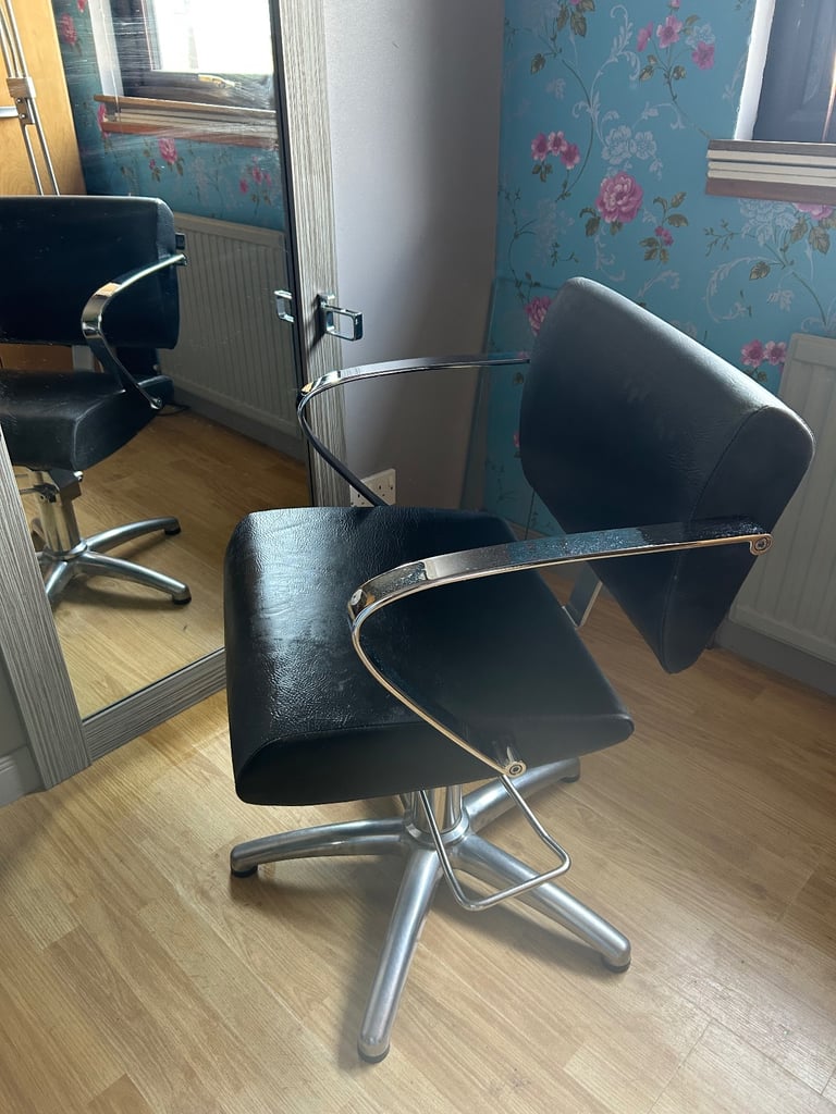 Stying chair and station/ mirror 