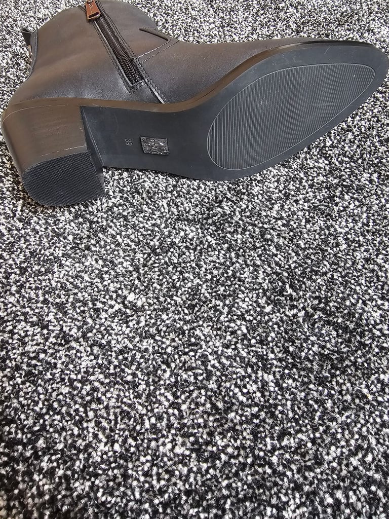 Anniee  black leather western style boot size 6