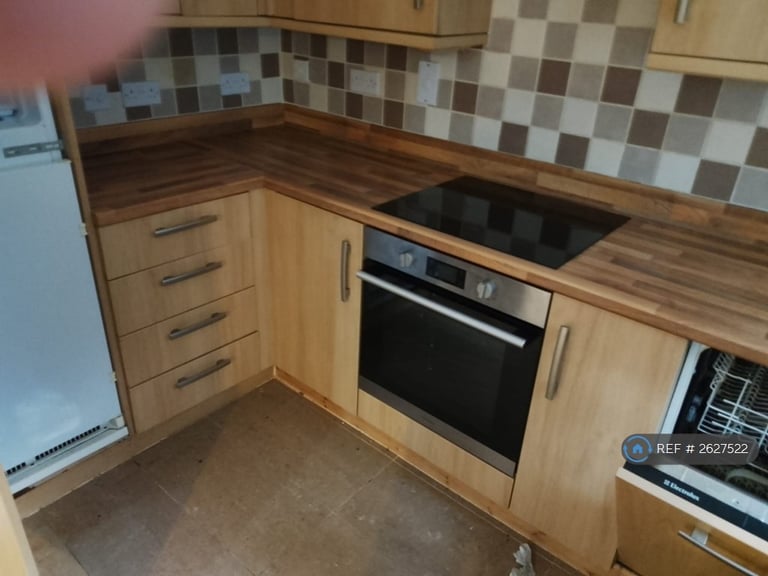 1 bedroom flat in Hengist Way, Wallington, SM6 (1 bed) (#2627522)