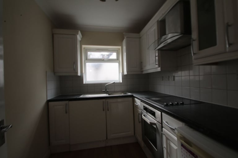 MODERN ONE BEDROOM, CLOSE TO STATION, FARNHAM ROAD