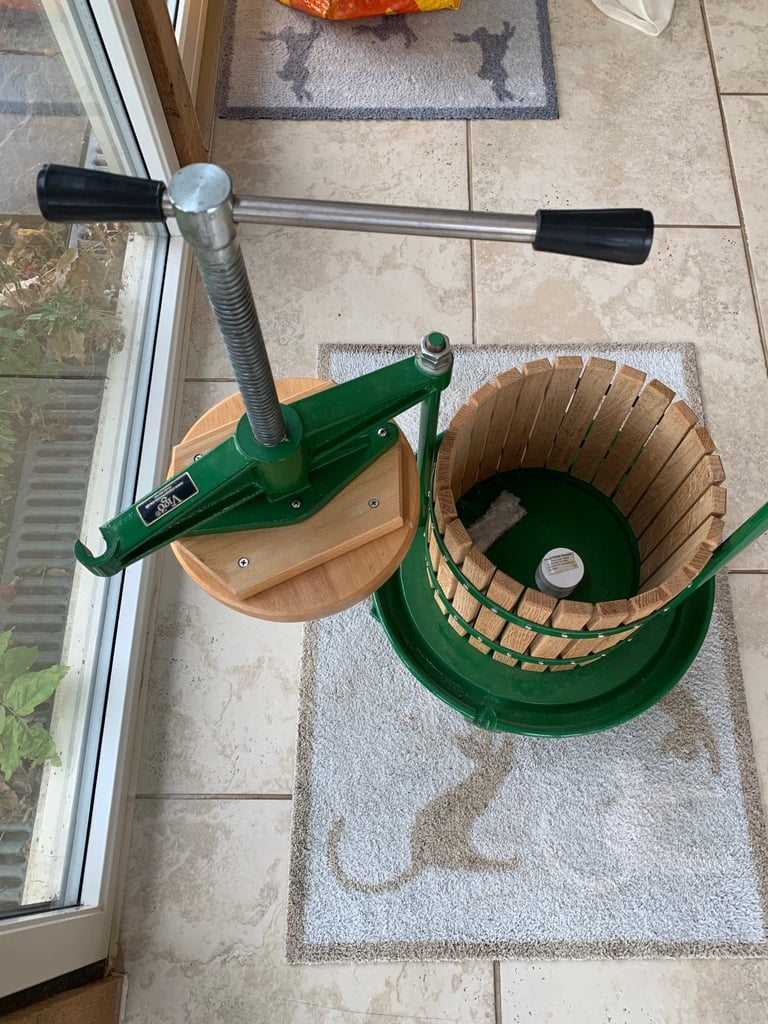 Vigo fruit crusher and 12L cast iron press