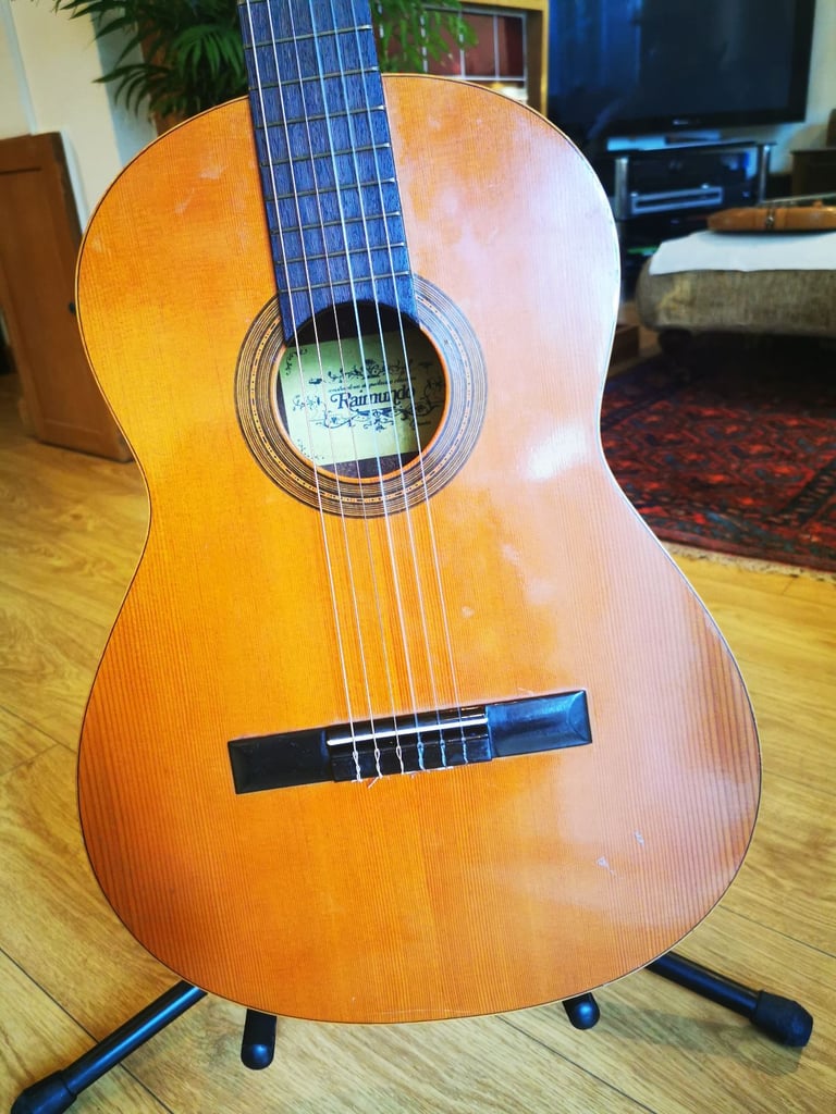 Raimundo Classical Guitar, plays beautiful 