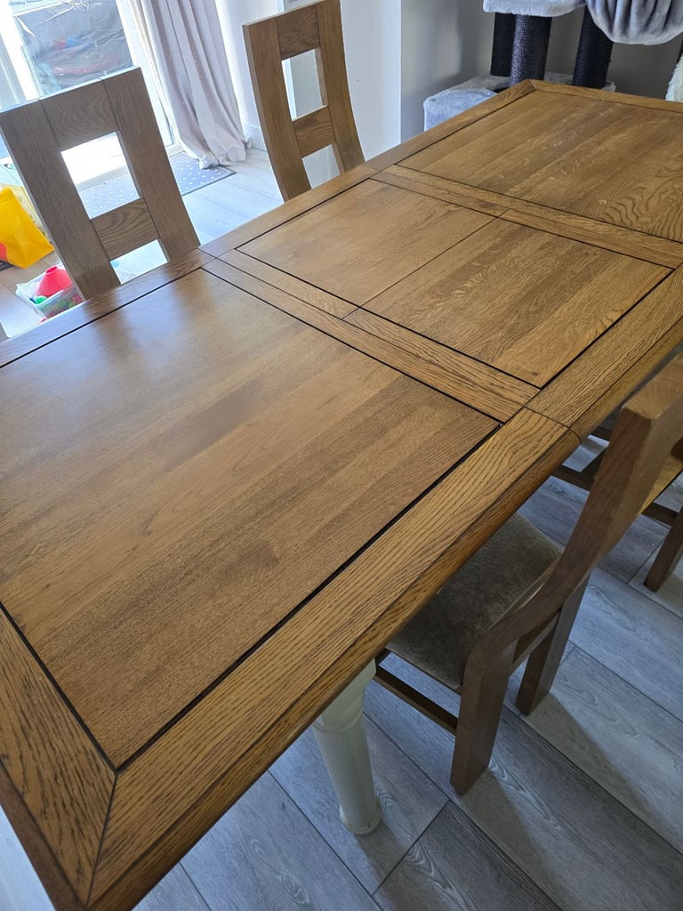 Oak Furnitureland 6 foot extendable table and chairs £400 ono
