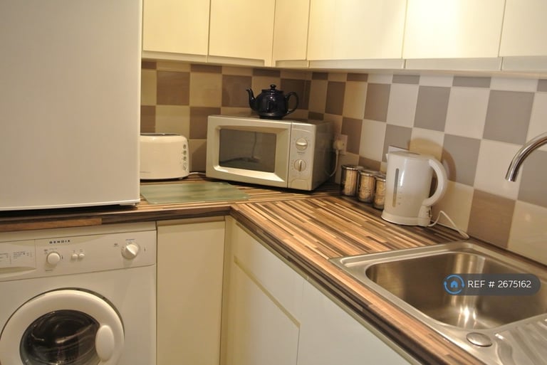 Studio flat in Frith Farm House, Faversham, ME13 (#2675162)