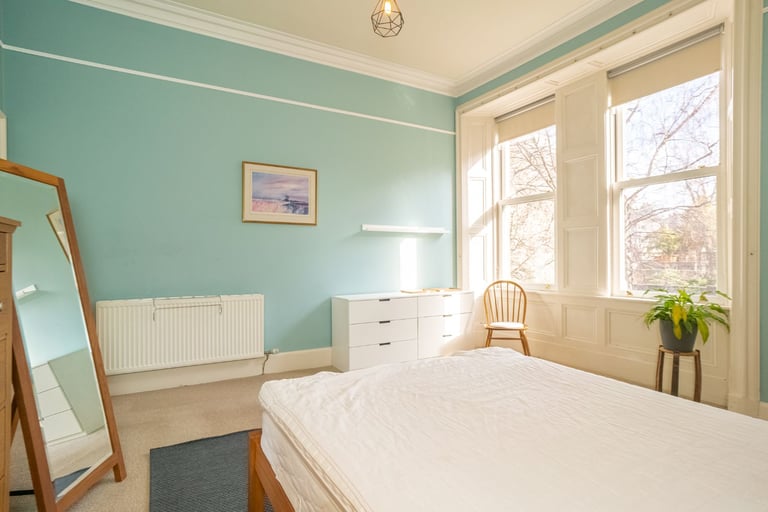 Bright, spacious, extremely well presented 3 bedroom property in Bruntsfield