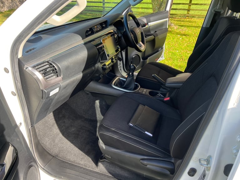 TOYOTA HILUX 2.4 D-4D 150PS INVINCIBLE MANUAL 4WD 4X4 PICKUP 71 REG 65,300 MILES