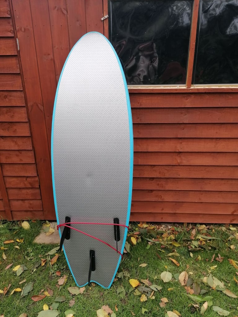 Alder surfboard 5 ft 8 and leash and bag