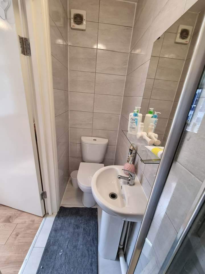 Self contained first floor one bedroom flat to let