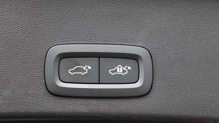  Volvo XC40 B4 (P) Ultra Bright (Sunroof, Harman Kardon, 360 Camera) Petrol/Electric Hybrid Autom...