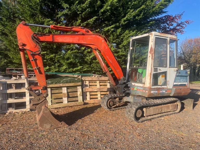 Kubota 3.5 Ton digger / excavator - 3 buckets