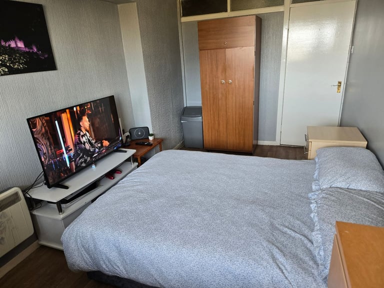 Fully Furnished Room – EH4 Area (Available January)