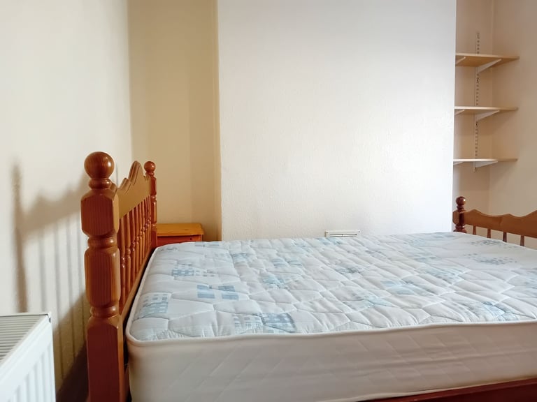 4 DOUBLE ROOMS IN WESTBURY STREET HOUSE TO RENT- STRICTLY STUDENTS ONLY.