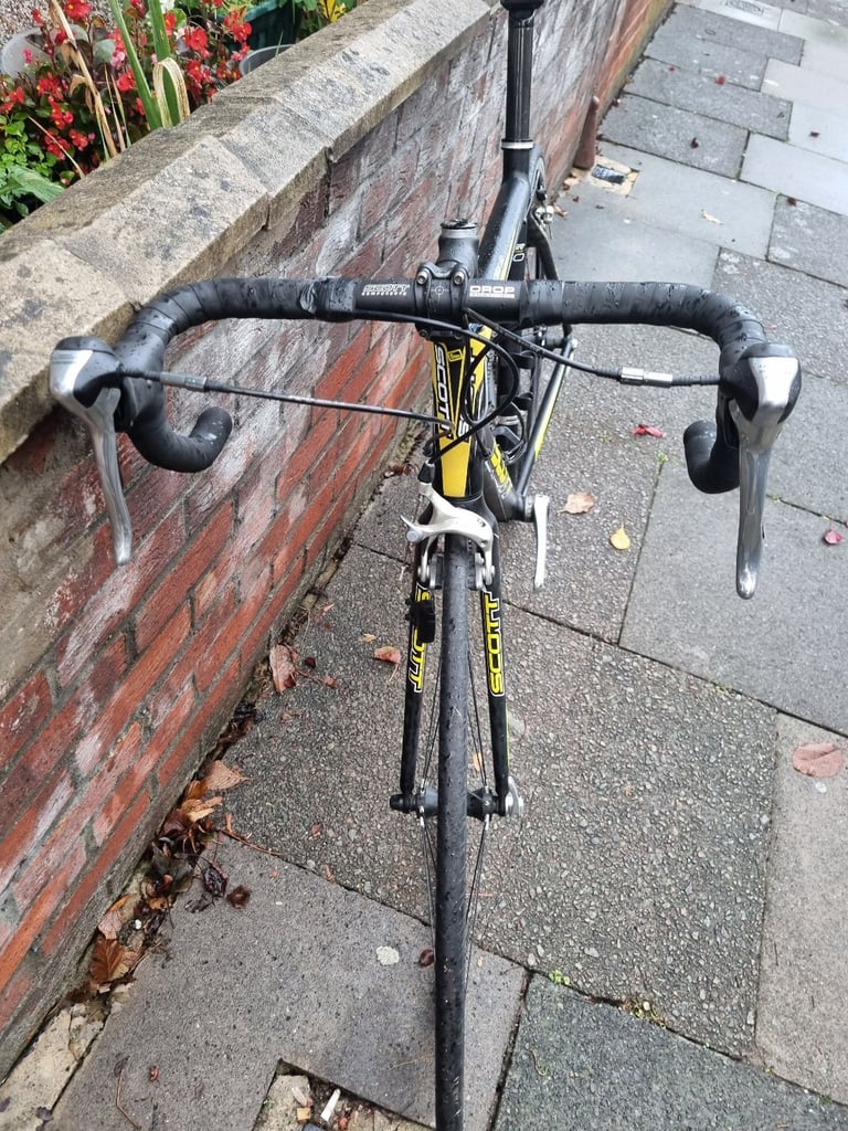Scott speedster s10 road bike. Full ultegra groupset,  30 gears. R550 shimano wheels. Frame cracked.