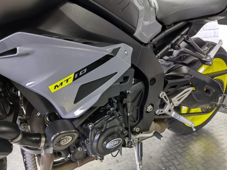 YAMAHA MT-10, 2017/17, JUST 8,002 MILES COVERED, NICE EXTRAS FITTED