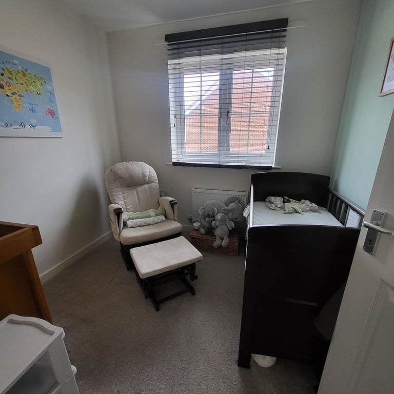 3 Bedroom Semi-Detached house with garage to rent
