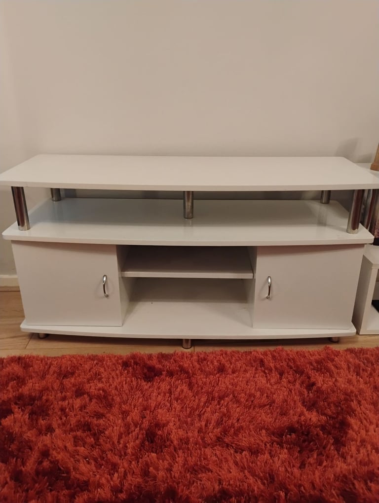 White high gloss TV stand