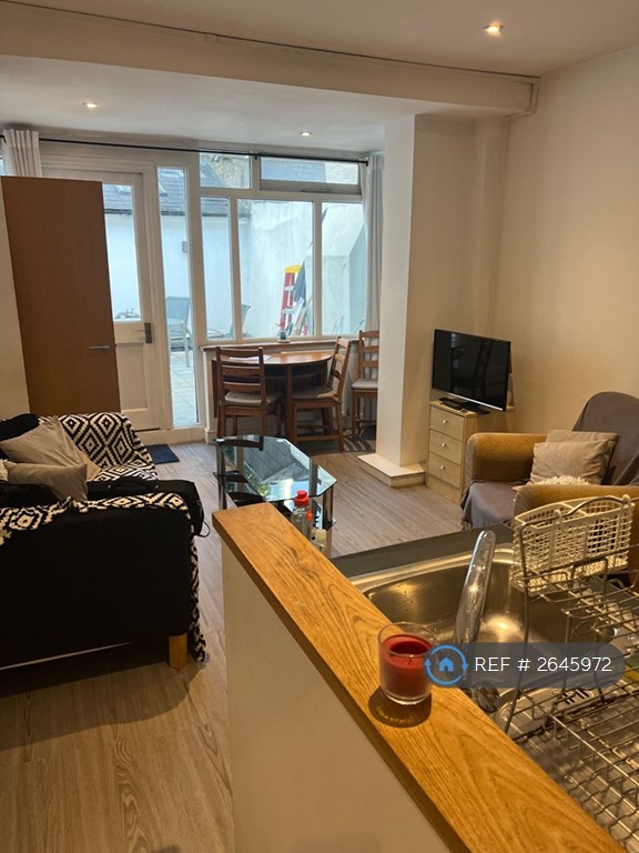 image for 2 bedroom flat in Clapham Common South Side, London, SW4 (2 bed) (#2645972)