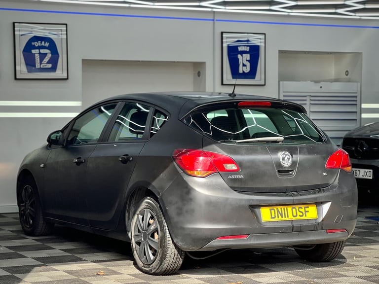 2011 Vauxhall Astra 1.6 16v Exclusiv Euro 5 5dr HATCHBACK Petrol Manual - Image 4