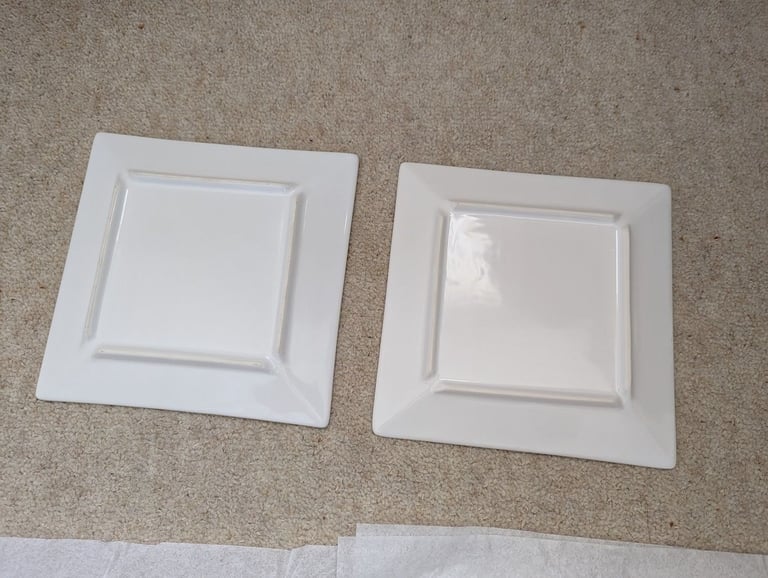 Two Chinese style square plates with motif on the top - 20cm square