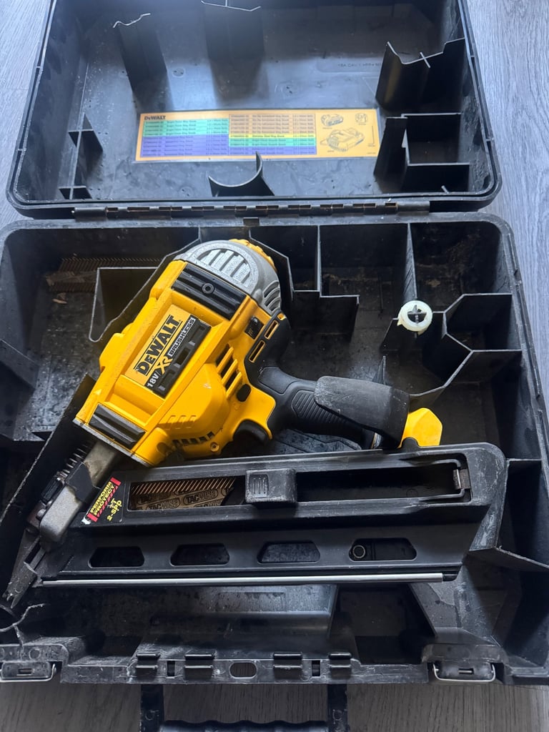 DEWALT Nail gun 