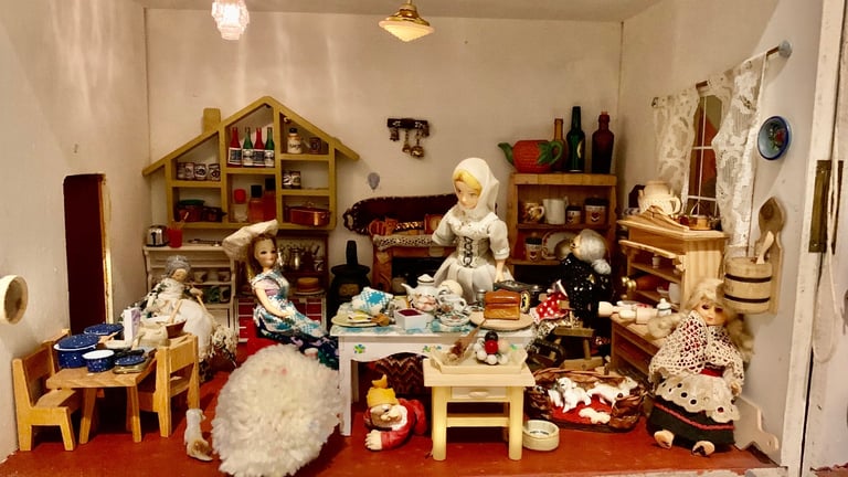 Lovely unique collectible wooden dolls house (1/12th scale), with lighting and contents 