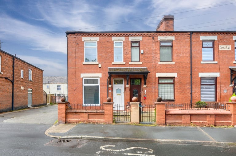 Cozy 3 BR House in Manchester | Parking, Kitchen