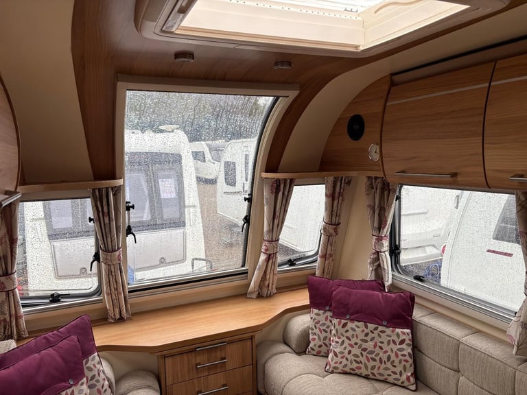 BAILEY PEGASUS VERONA - FIXED BED CARAVAN WITH END WASHROOM AND MOTORMOVER