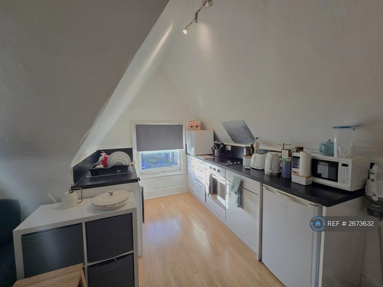 1 bedroom flat in Baldry Gardens, London, SW16 (1 bed) (#2673632)