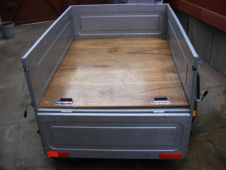 ERDE TRAILER . IN SUPERB CONDITION . ALL THE EXTRAS . 