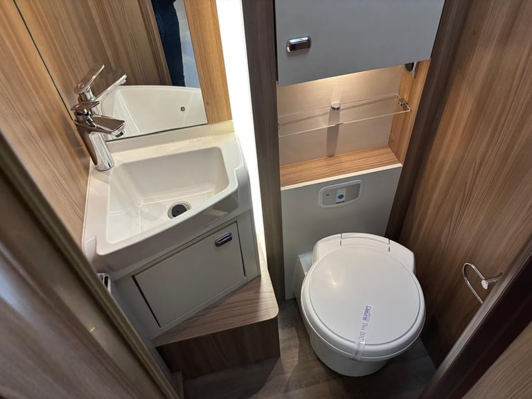 SWIFT BESSACARR HI-STYLE 599 MOTORHOME Alde, Auto Satellite, Tower Fridge, 