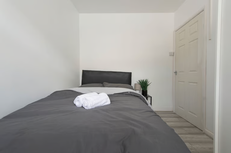 🏡 Spacious 4-Bed House for Rent – CR7 7EP