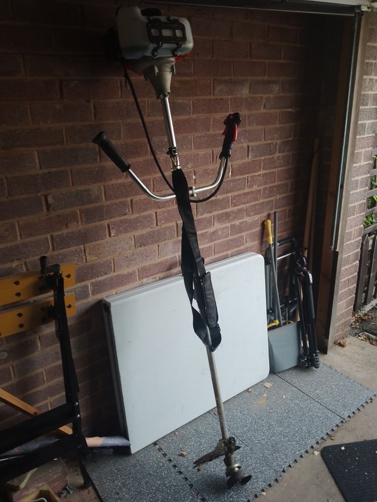 Petrol strimmer 