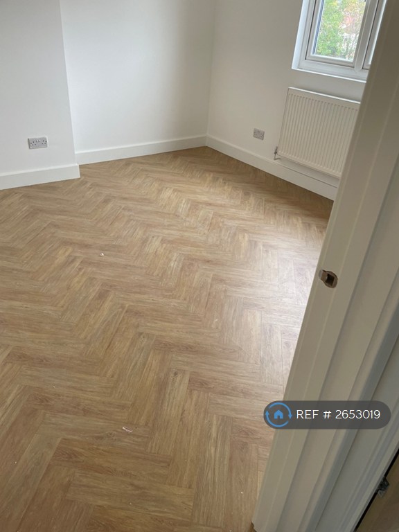 1 bedroom in Hereward Gardens, London, N13 (#2653019)