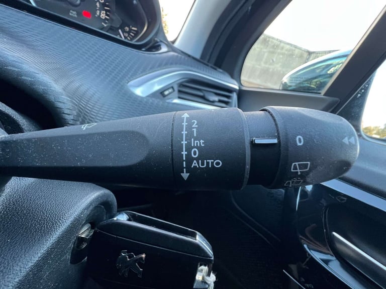 2017 Peugeot 208 1.2 PureTech Allure Premium Hatchback 5dr Petrol Manual Euro 6 (s/s) (82 ps Hatc...