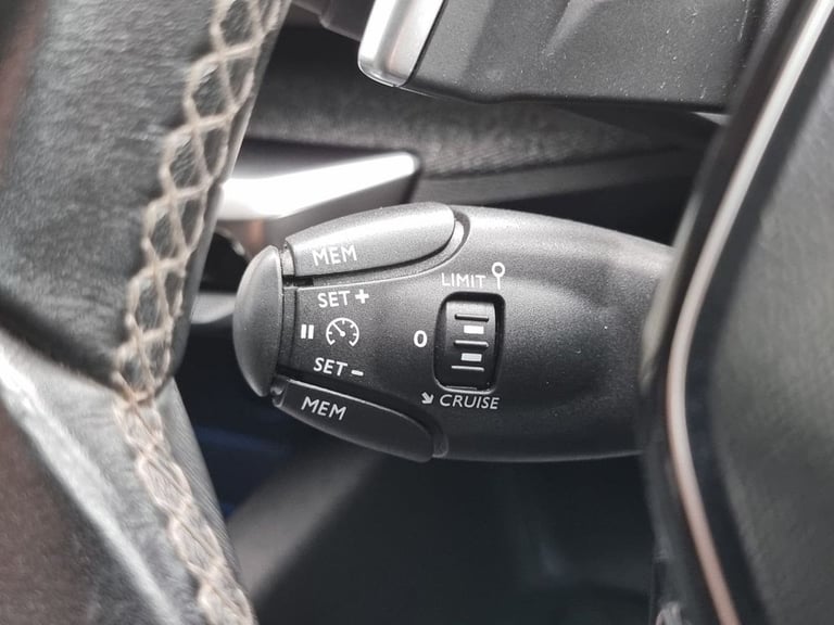 2017 Peugeot 3008 1.2 PureTech Allure SUV 5dr Petrol EAT Euro 6 (s/s) (130 ps) HATCHBACK Petrol A...